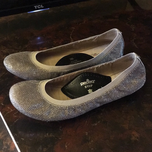 bandolino b flexible flats